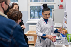 Dr inż. Karolina Choroszy prezentuje Laboratorium Instrumentalnej Analizy Jakości Żywności,