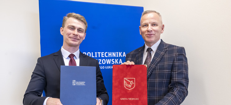 Od lewej: mgr E. Trojanowski, prof. PRz L. Gniewek, 