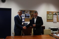 Od lewej:  prof. dr hab. inż. P. Koszelnik, mgr J. Lelek,