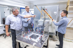 Od lewej: dr inż. G. Karnas, prof. PRz G. Masłowski, dr inż. K. Filik,